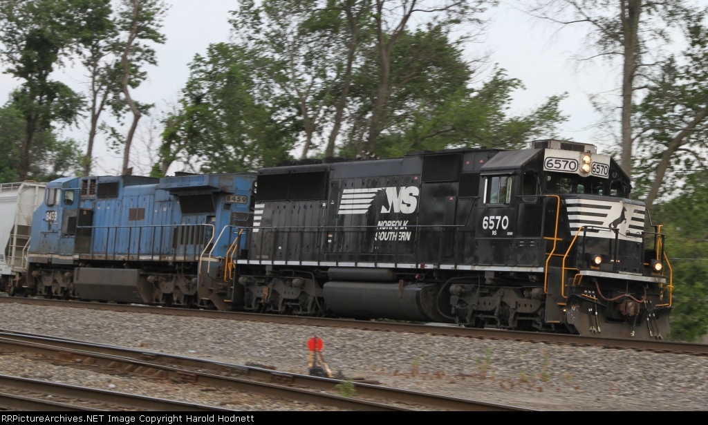 NS 6570 leads train 158 northbound